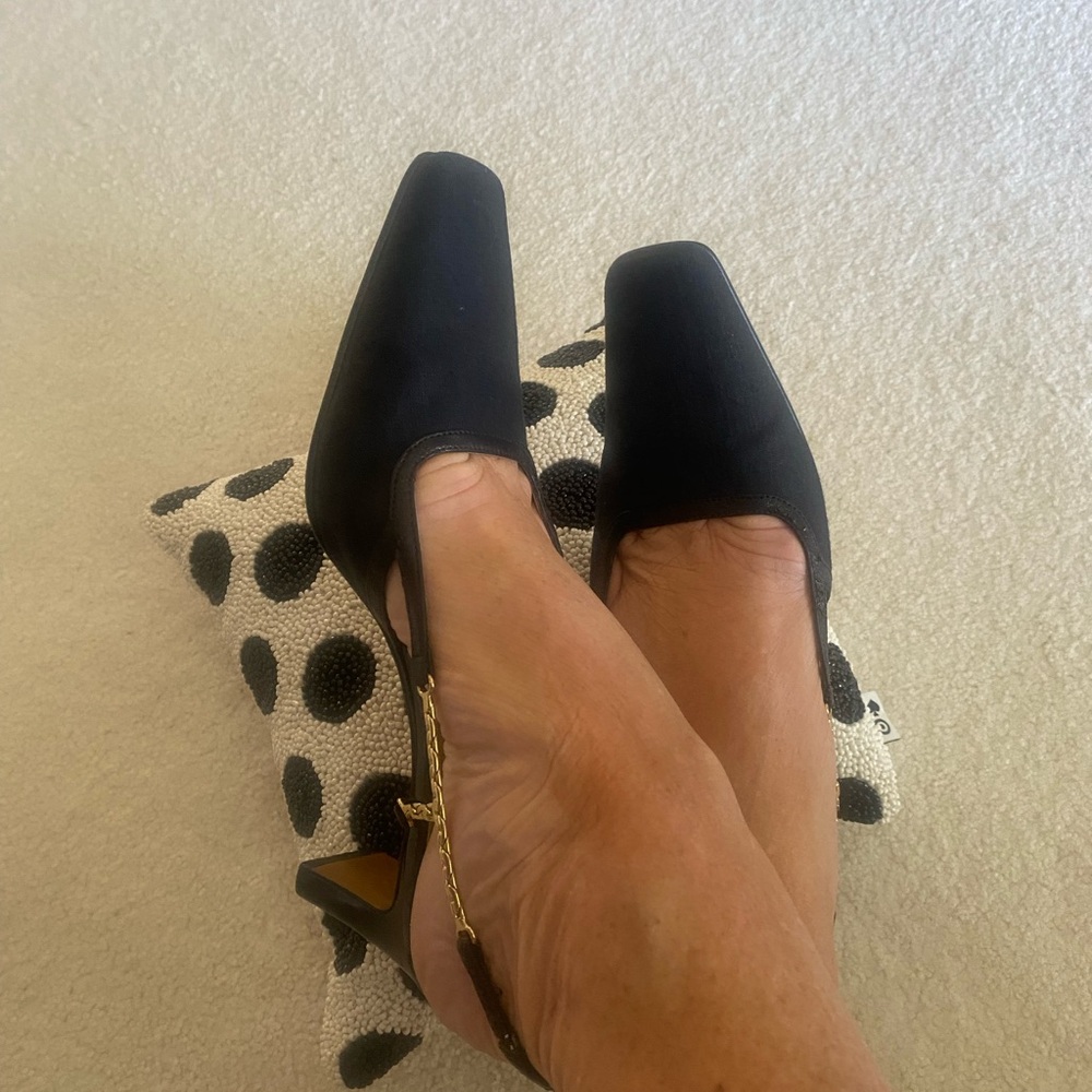 Woman’s  Size 9 1/2 gold side scrap accent shoes! Absolutely Beautiful 🌻🌻🌻